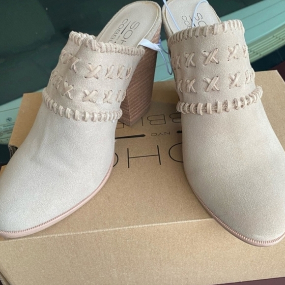 Shoe's - Picture 2 of 3